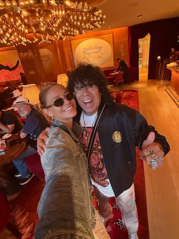 Cholo Simeone e sua amiga Carla Pereyra caminham por Nova York após a final da Copa do Mundo