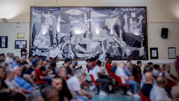 El otro 'Guernica' hecho a hilo que adorna la cárcel de Navalcarnero, muestra de "arte taleguero"