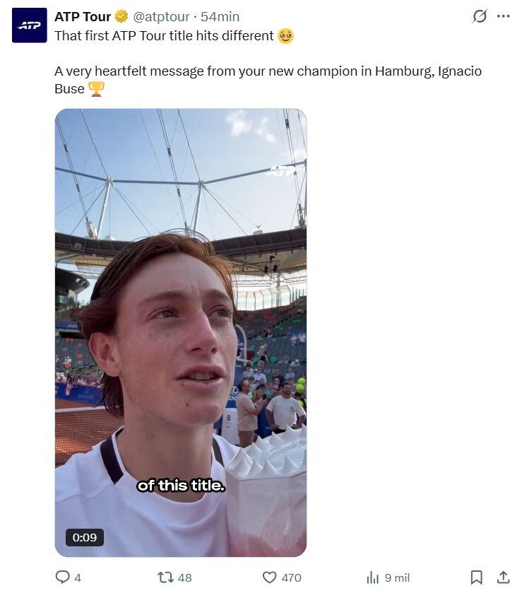Ignacio Buse, el flamante campeón del ATP 500 de Hamburgo, expresa su alegría sosteniendo una copa con una bebida rosada en medio de la cancha. (ATP Tour)