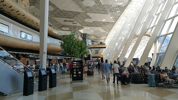El Aeropuerto Internacional Heydar Aliyev, en Azerbaiyán, incorporó grandes cápsulas de madera diseñadas por Autoban y reconocidas con un premio Red Dot (Wikimedia Commons)