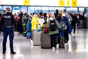 Zahlreiche Fluggäste warten am frühen