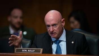 El senador Mark Kelly demanda