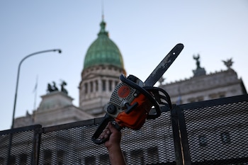 Milei consolidó su liderazgo tras las elecciones legislativas, pero el ajuste fiscal abrió nuevas dificultades en la vida política. REUTERS/Agustin Marcarian