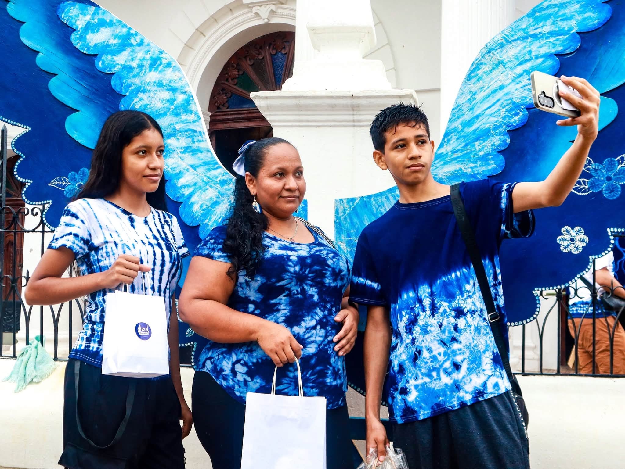 El Festival del Añil convirtió a Cuscatlán Norte en una pasarela teñida de azul (Foto cortesía alcaldía de Cuscatlán Norte)