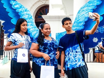 El Festival del Añil convirtió a Cuscatlán Norte en una pasarela teñida de azul (Foto cortesía alcaldía de Cuscatlán Norte)