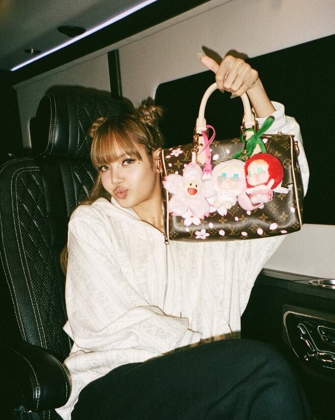 Lisa lleva a todos lados sus labubus