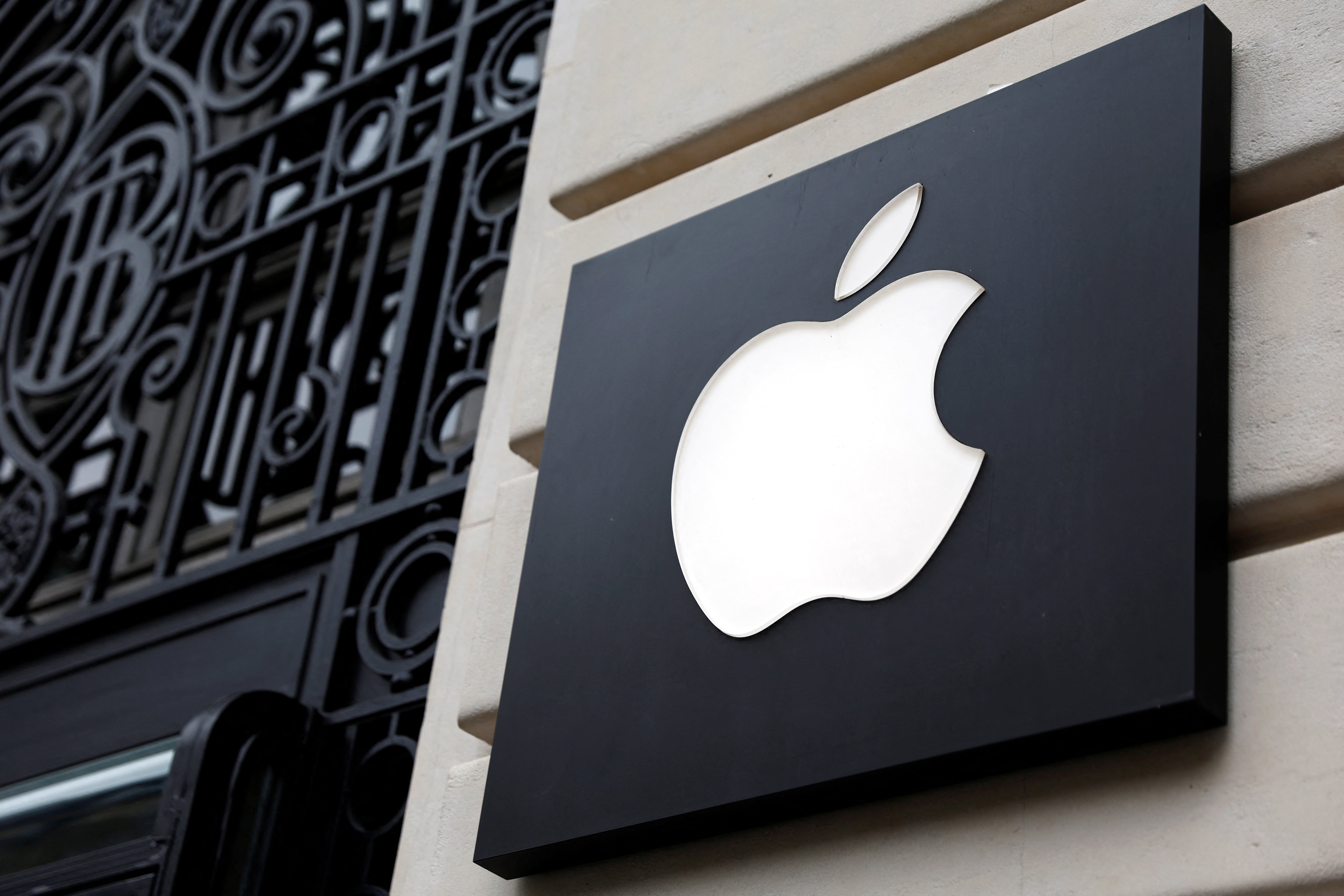 Apple habilitó un plan de alquiler mensual por 36 meses para sus computadoras en Estados Unidos. (REUTERS/Abdul Saboor)