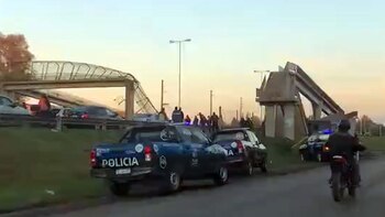 Un camión chocó y derribó