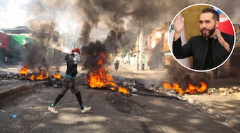 Calle con barricadas en llamas, humo negro y un transeúnte, con un recuadro circular de Nayib Bukele en la parte superior derecha.