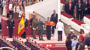 Se cae la bandera en el desfile del Día de las Fuerzas Armadas