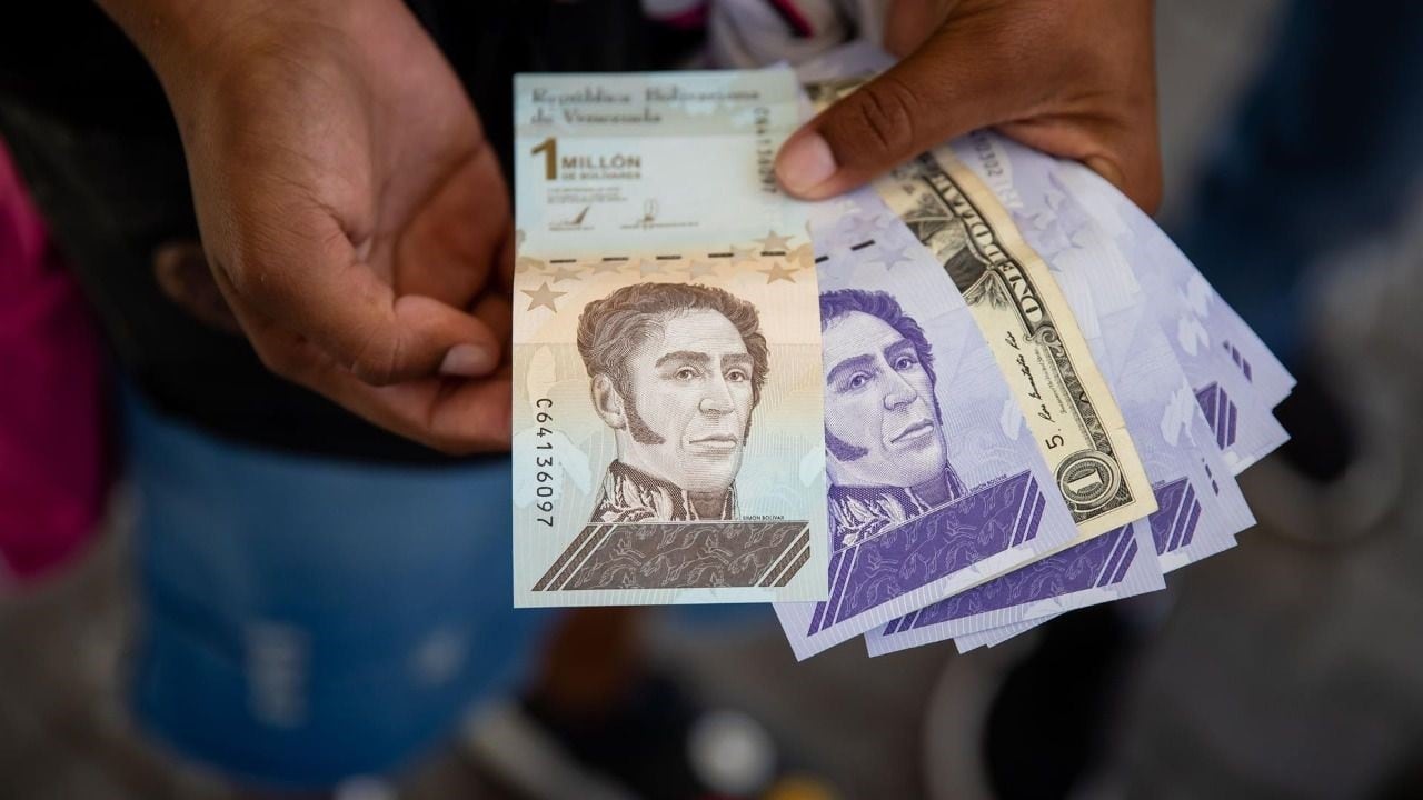 Mientras tiene previsto lanzar más bolívares a la calle, el gobierno busca la manera de bajar la presión sobre el tipo de cambio.