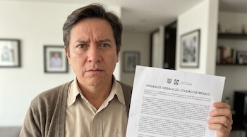 Retrato de un hombre de mediana edad, con expresión preocupada, sosteniendo una orden de desalojo de la Ciudad de México. Fondo difuminado.