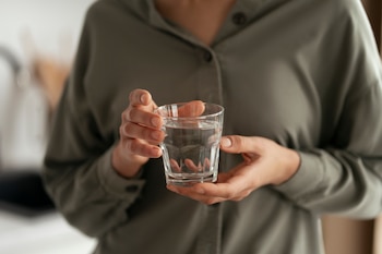Una mujer con un vaso de agua (Magnific)