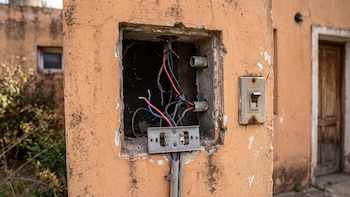 La trampa de la ilegalidad: Cuando una conexión eléctrica clandestina amenaza a todos