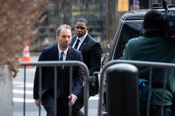 Michael Rapino, CEO de Live Nation Entertainment Inc., llega al tribunal federal de Manhattan, el jueves 19 de marzo de 2026 en Nueva York (Foto AP/Adam Gray).