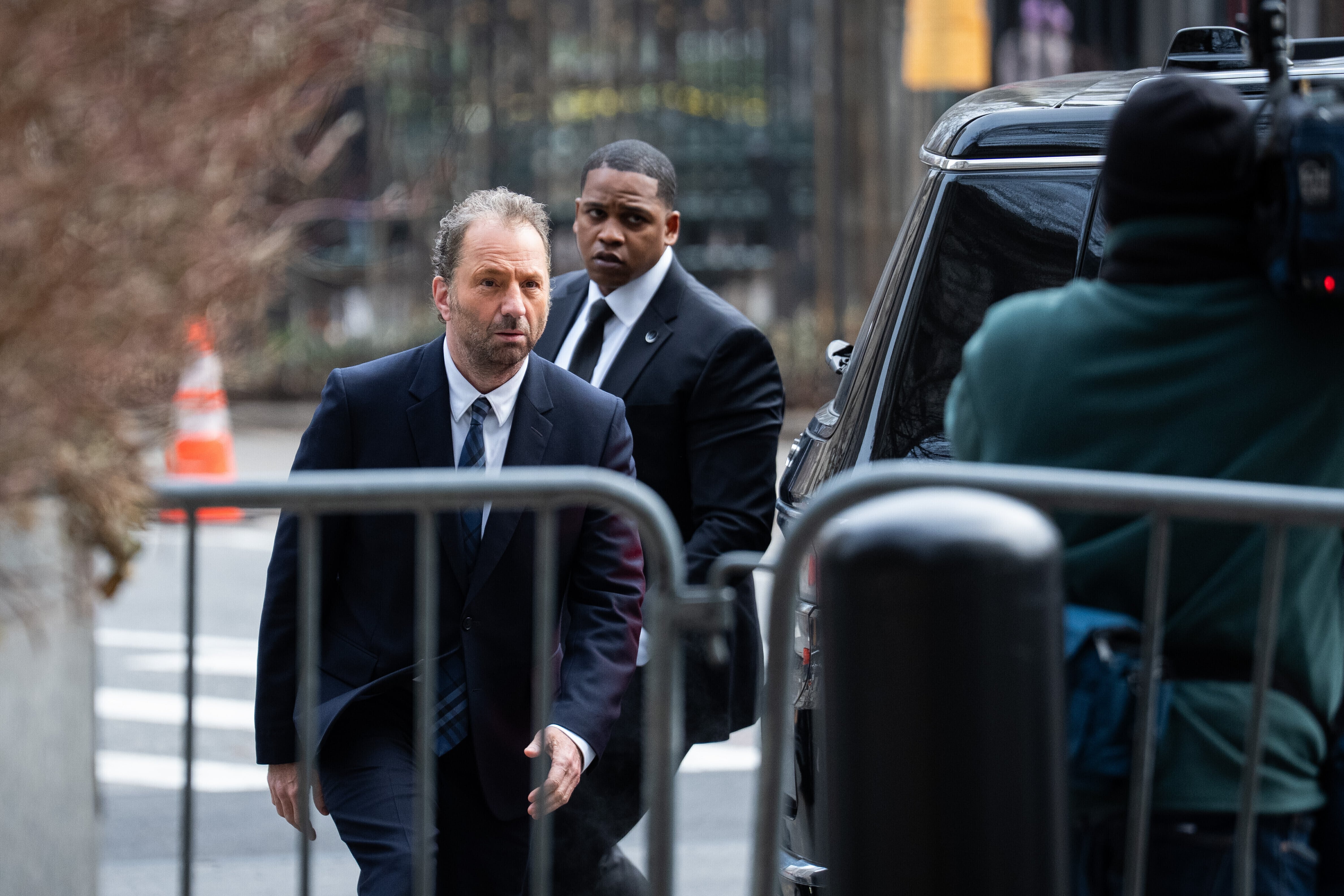 Michael Rapino, CEO de Live Nation Entertainment Inc., llega al tribunal federal de Manhattan, el jueves 19 de marzo de 2026 en Nueva York (Foto AP/Adam Gray).