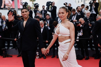 La expareja en una alfombra roja