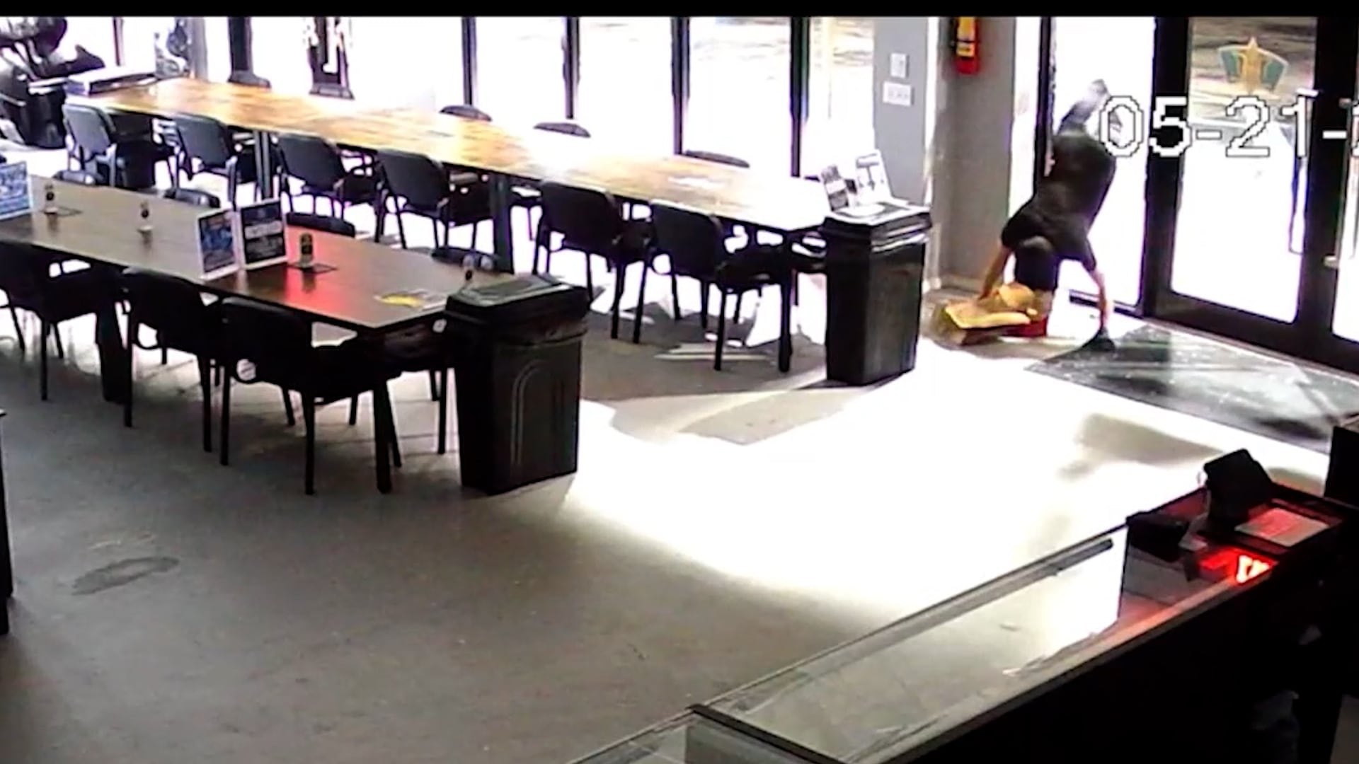 El momento en el que Clayton Warren ingresa al local a robar las cartas de Pokemon
