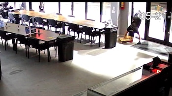 Un video muestra a un hombre acusado de robar 12.000 dólares en cartas Pokémon de una tienda en Lake Park