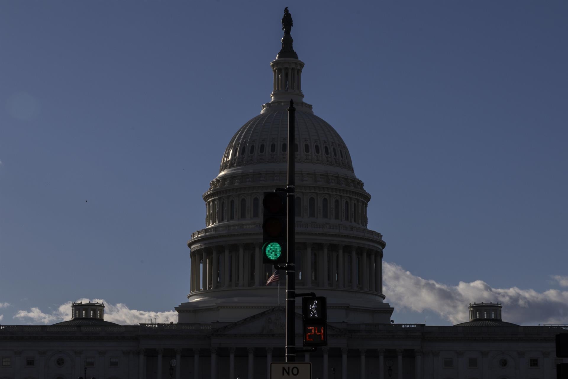 Senadores republicanos se unen a demócratas para bloquear posible intervención militar de Trump en Venezuela