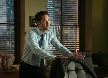 El reconocimiento global llegó en 2022 con su protagónico en la serie de Netflix The Lincoln Lawyer, donde interpretó a Mickey Haller. (Fotogramas)
