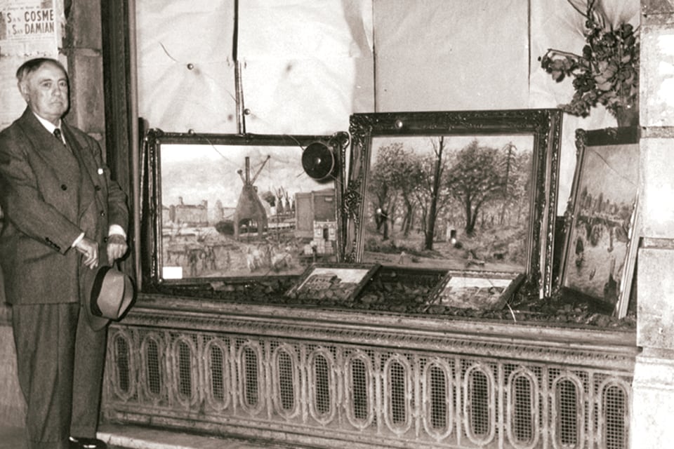 Benito al lado de sus muestras en una de las exposiciones