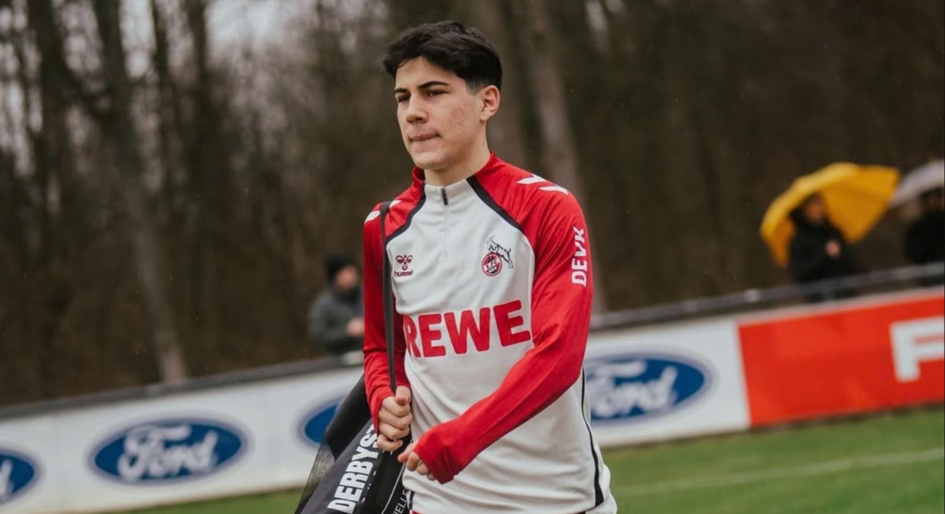 El club confirmó que no activará la cláusula por el mediocampista de 19 años, quien cerrará su cesión tras seis meses y siete partidos en la Bundesliga con minutos reducidos en la pelea por la permanencia (X / 1. FC Köln)