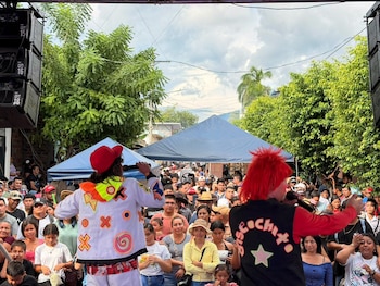 El concurrido Festival del Cerdo ofreció múltiples espectáculos en vivo sobre cuatro tarimas mientras varios emprendedores comercializaron carne asada junto a degustaciones de chicharrones y la cobertura especial de reconocidos creadores digitales (Foto cortesía La Paz Este Distrito San Rafael Obrajuelo)