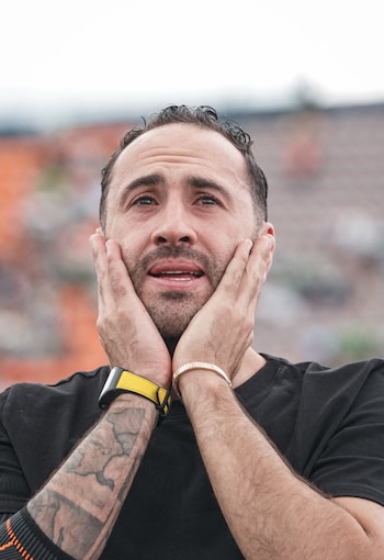 David Ospina, entre lágrimas, viendo el cariño de la hinchada de Atlético Nacional hacía él - crédito @nacionaloficial/Instagram