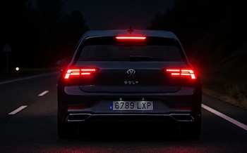 Un coche con las luces traseras encendidas (Freepik)