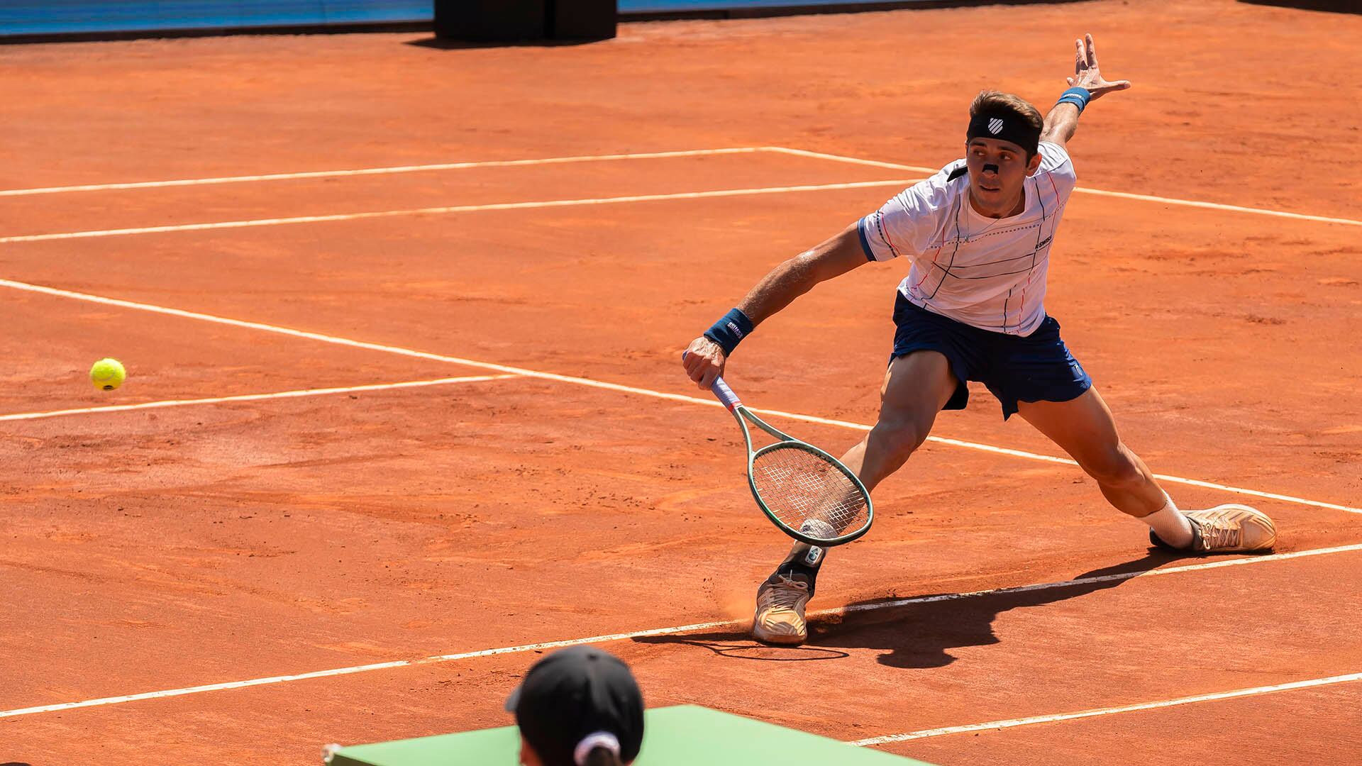 Tomás Etcheverry venció a su compatriota Camilo Ugo Carabelli en los octavos de final del ATP 500 de Hamburgo