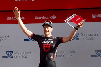 Stefan Küng ganó la contrarreloj con un tiempo de 35:22,82 y superó por tres segundos a Callum Thornley, mientras João Almeida completó el podio-crédito Javier Lizón/EFE
