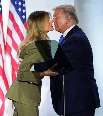 Melania Trump saluda a Donald