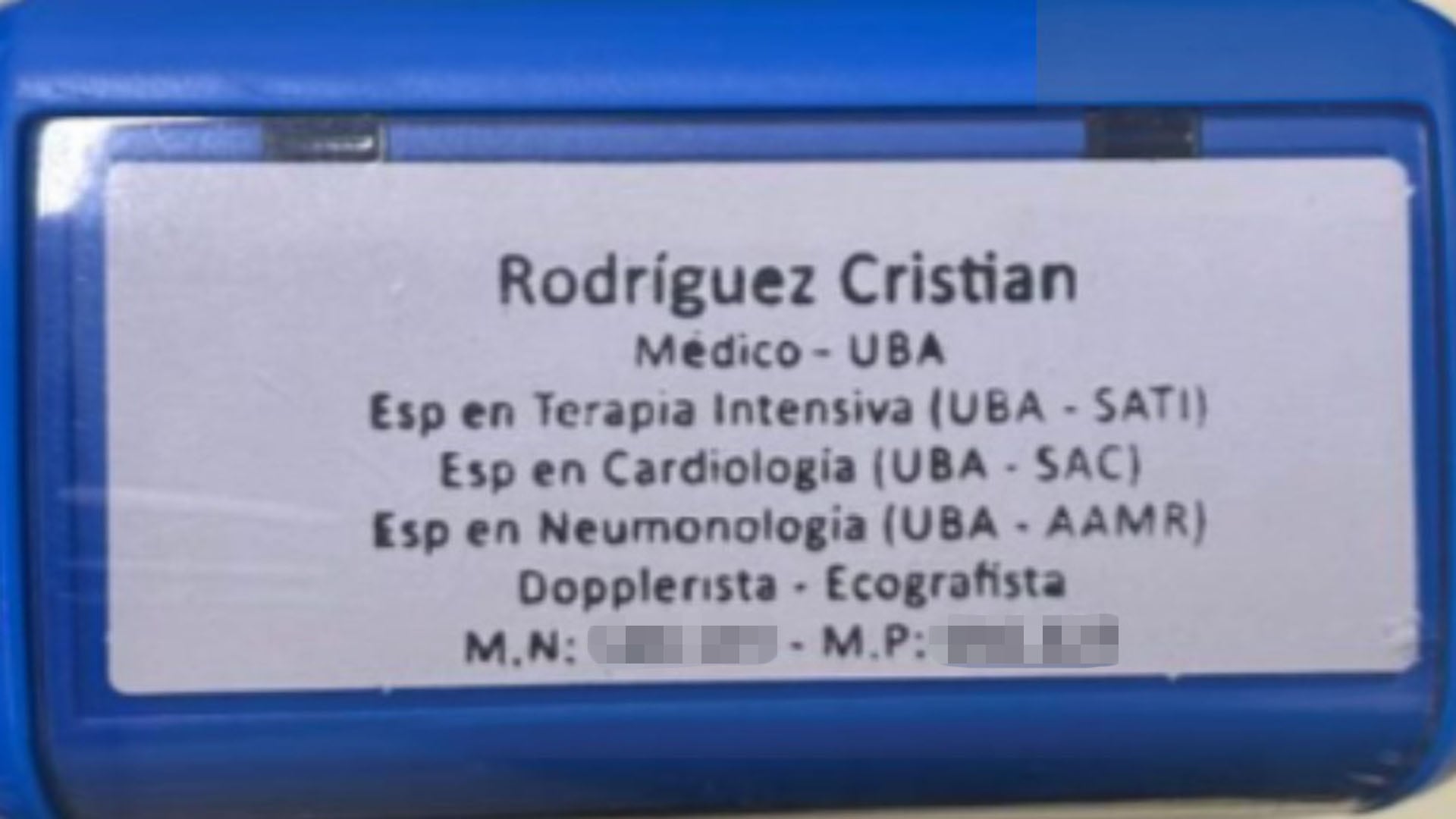 El hombre utilizaba un sello en el que se presentaba como “Médico-U.B.A.” y especialista en Terapia Intensiva, Cardiología, Dopplerista y Ecografista