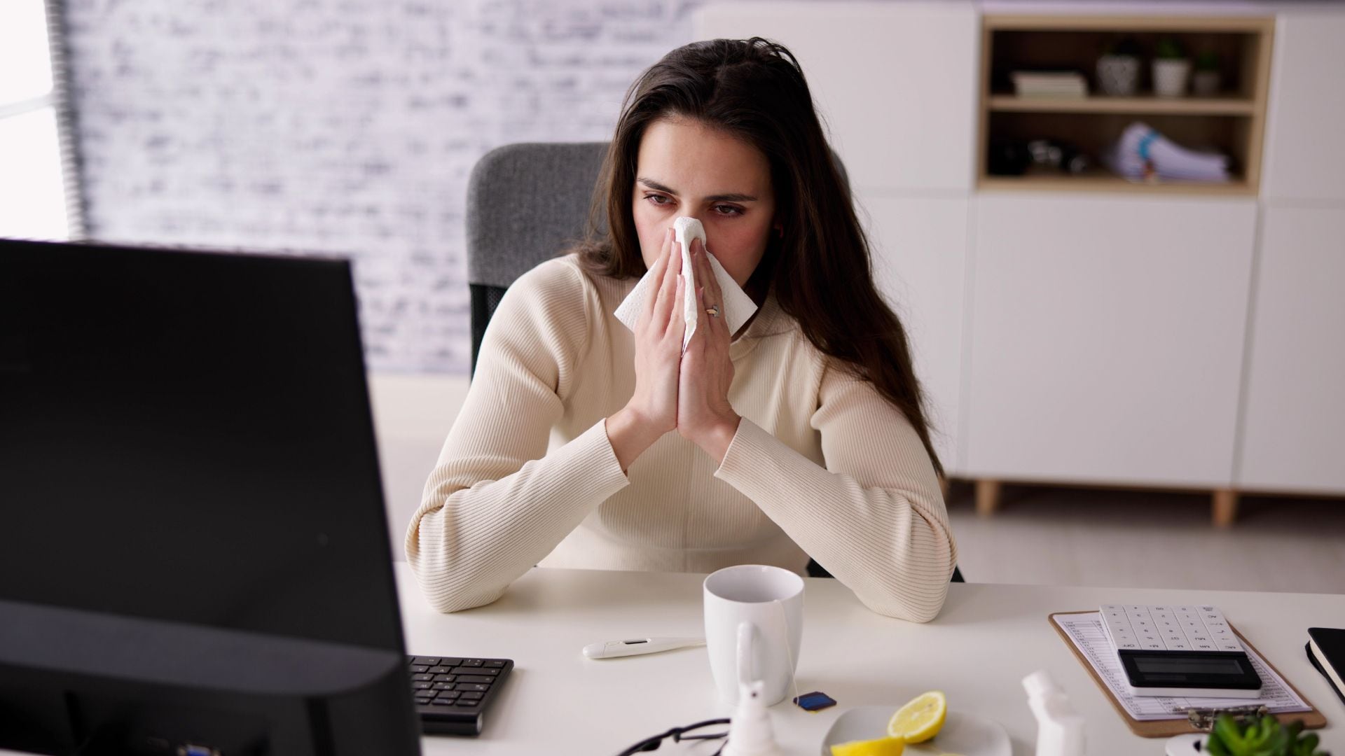 El Gobierno eliminó el artículo que proponía recortar el salario durante la enfermedad y el texto volverá al Senado
(Canva)