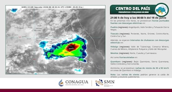 Imagen de satélite en escala de grises con zonas de lluvia intensa marcadas en colores vivos sobre el centro de México y texto de pronóstico climático
