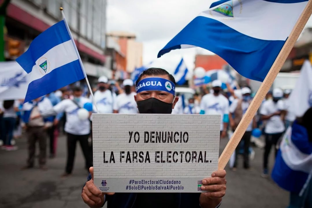 Con todos los candidatos opositores presos, y acompañado solo de partidos “zancudos”, Daniel Ortega y Rosario Murillo obtuvieron el 75.87 % de los votos y 75 de los 91 diputados en las elecciones de noviembre de 2021. En la foto una protesta nicaragüense en Costa Rica. (Foto archivo)