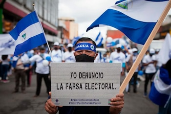 Con todos los candidatos opositores presos, y acompañado solo de partidos “zancudos”, Daniel Ortega y Rosario Murillo obtuvieron el 75.87 % de los votos y 75 de los 91 diputados en las elecciones de noviembre de 2021. En la foto una protesta nicaragüense en Costa Rica. (Foto archivo)