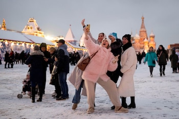 Las mujeres posan para una