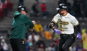 Errores defensivos y una mala salida de los lanzadores escarlatas, provocaron que el conjunto emplumado tomara la ventaja en la serie. (Pericos Oficial)
