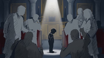 Ilustración de un niño en el centro, iluminado por un haz de luz, rodeado por varias siluetas de adultos en una sala de tribunal con una balanza de la justicia al fondo.
