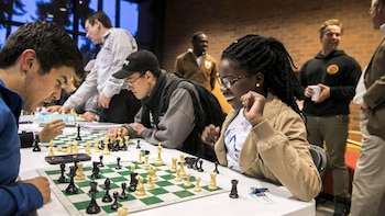 Phiona Mutesi juega al ajedrez