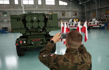 Un soldado polaco toma fotografías