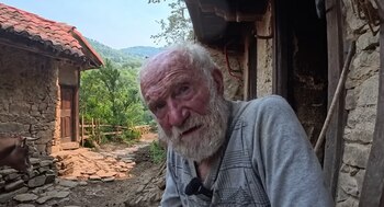 Vive en una cabaña en el bosque con 93 años y no tiene electricidad. (YouTube/@hilux_aventura)