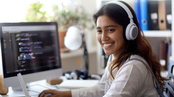 Interfaz de un curso online de tecnología con múltiples pantallas mostrando código y gráficos.