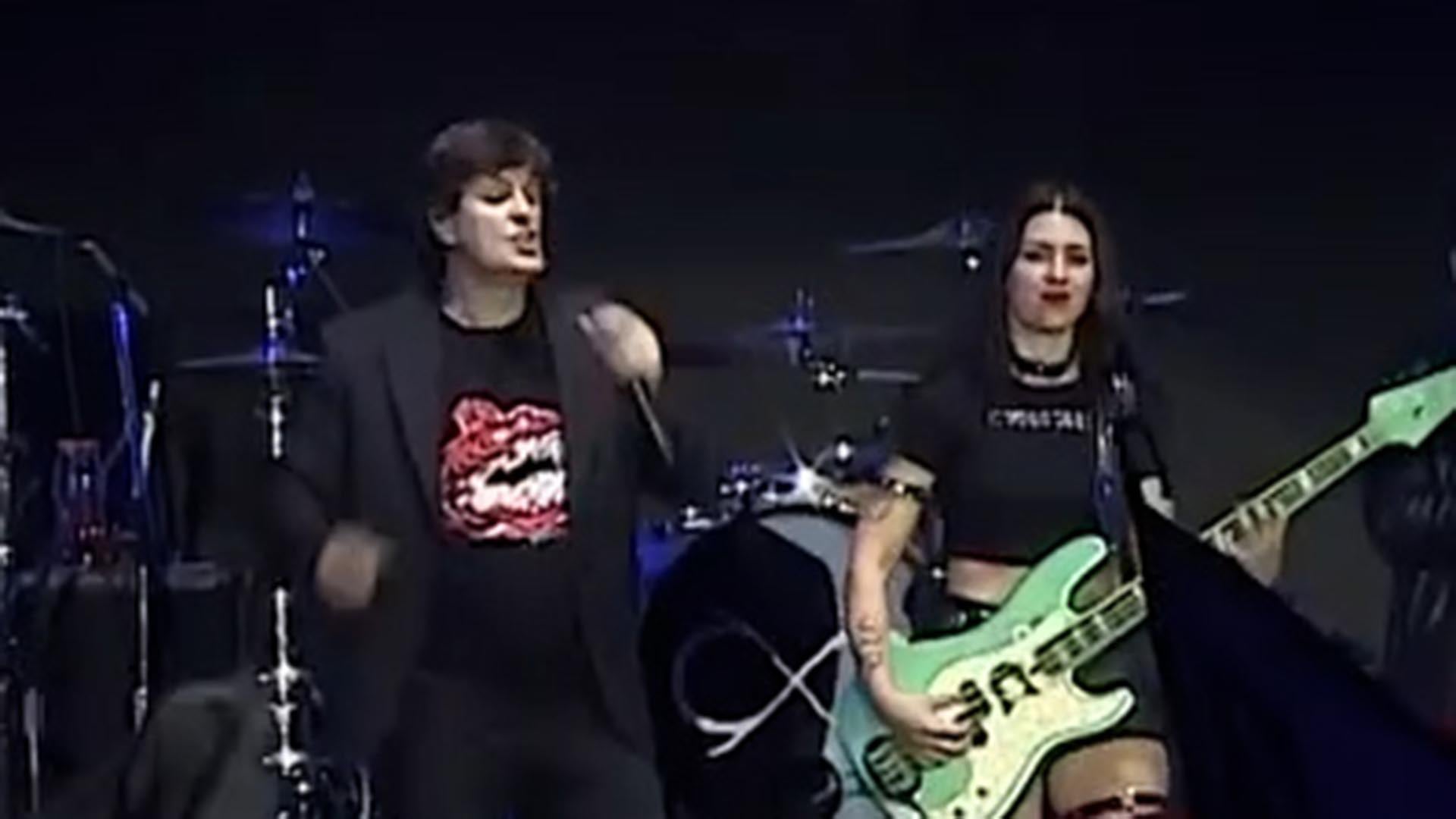 Luli y Ciro comparten el escenario durante una presentación de Los Piojos