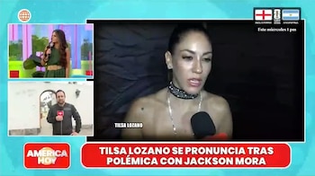 Pantalla de televisión con recuadros: una mujer entrevistada en primer plano, otra mujer hablando con micrófono, un hombre con micrófono. Barras de texto