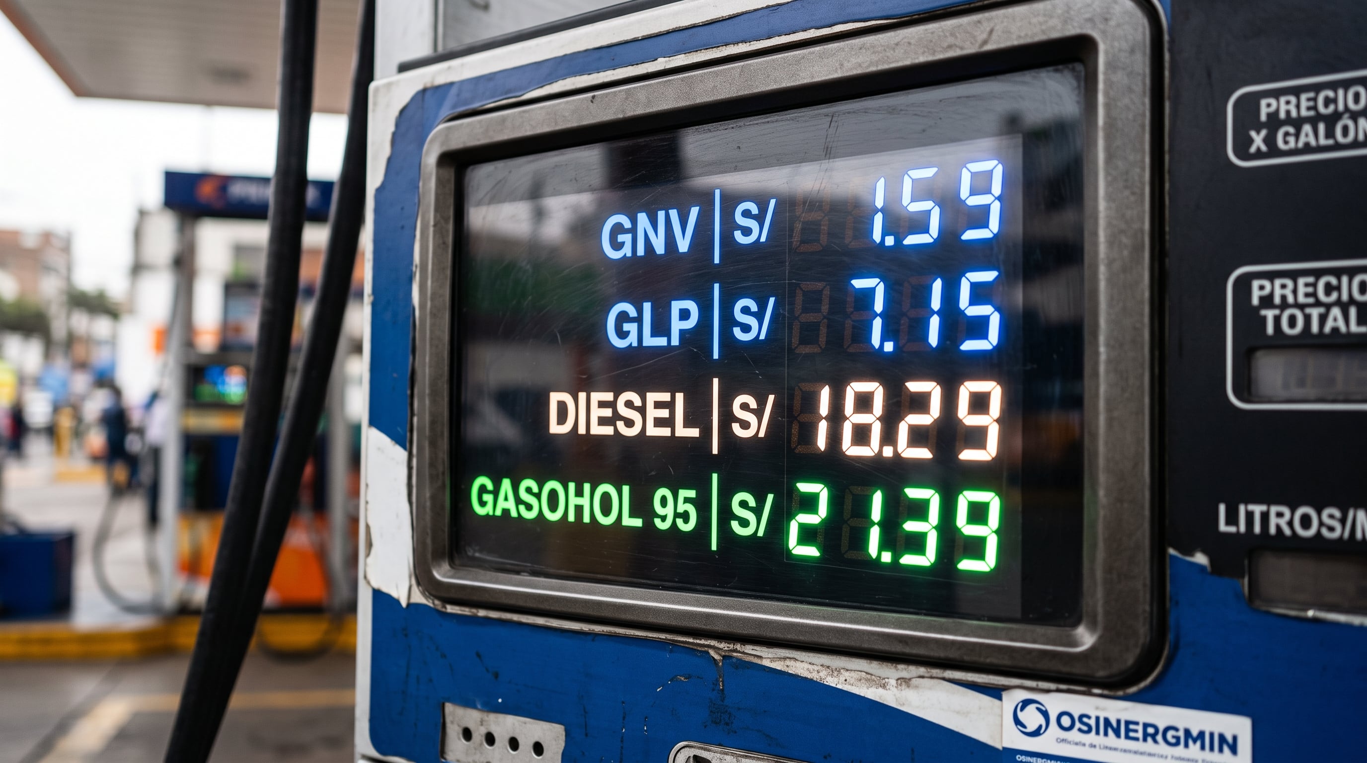 Un surtidor de combustible en Lima señala los precios por galón de GNV, GLP, diésel y gasohol con la etiqueta de Osinergmin. (Imagen Ilustrativa Infobae)