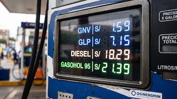 Pantalla digital de un surtidor con precios en soles para GNV, GLP, diésel y gasohol 95 junto a un logotipo de Osinergmin.