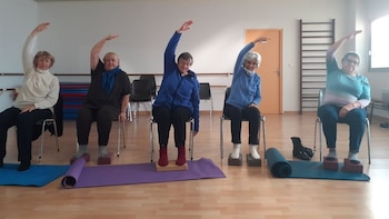 Yoga en silla: de qué se trata y por qué es ideal para los seniors